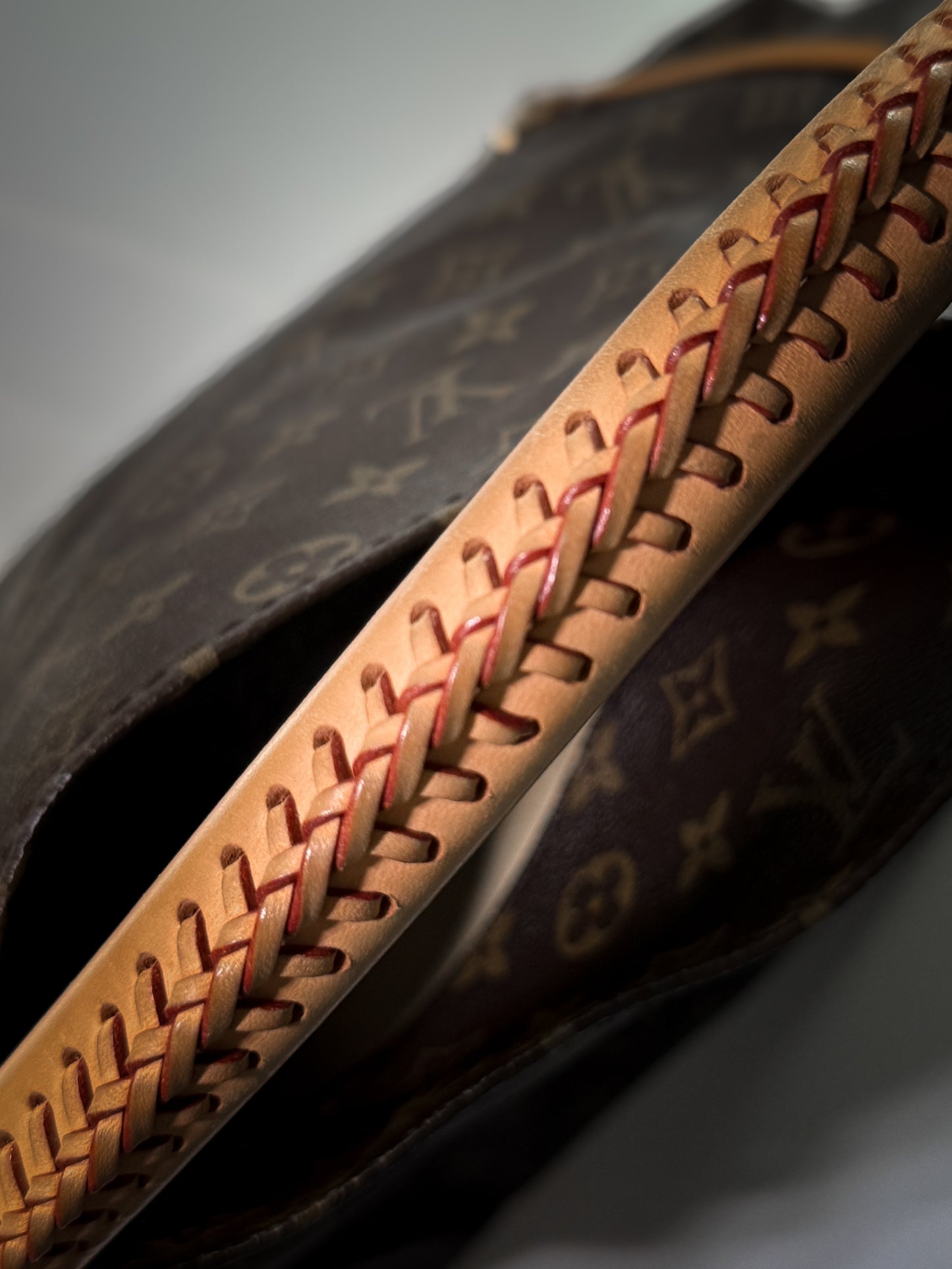 Louis Vuitton Artsy MM Monogram Bag (M40249)