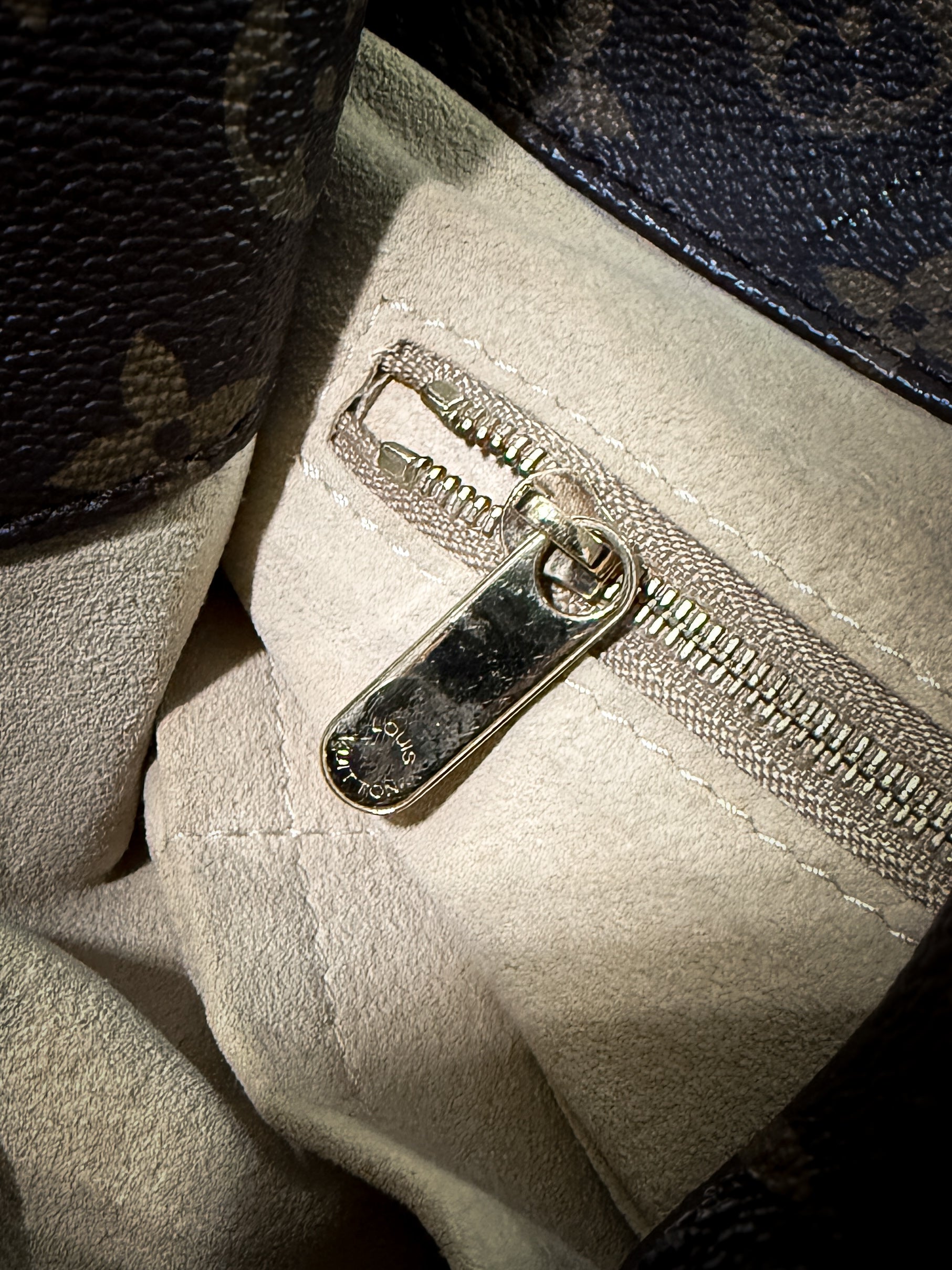 Louis Vuitton Artsy MM Monogram Bag (M40249) - Grey Market