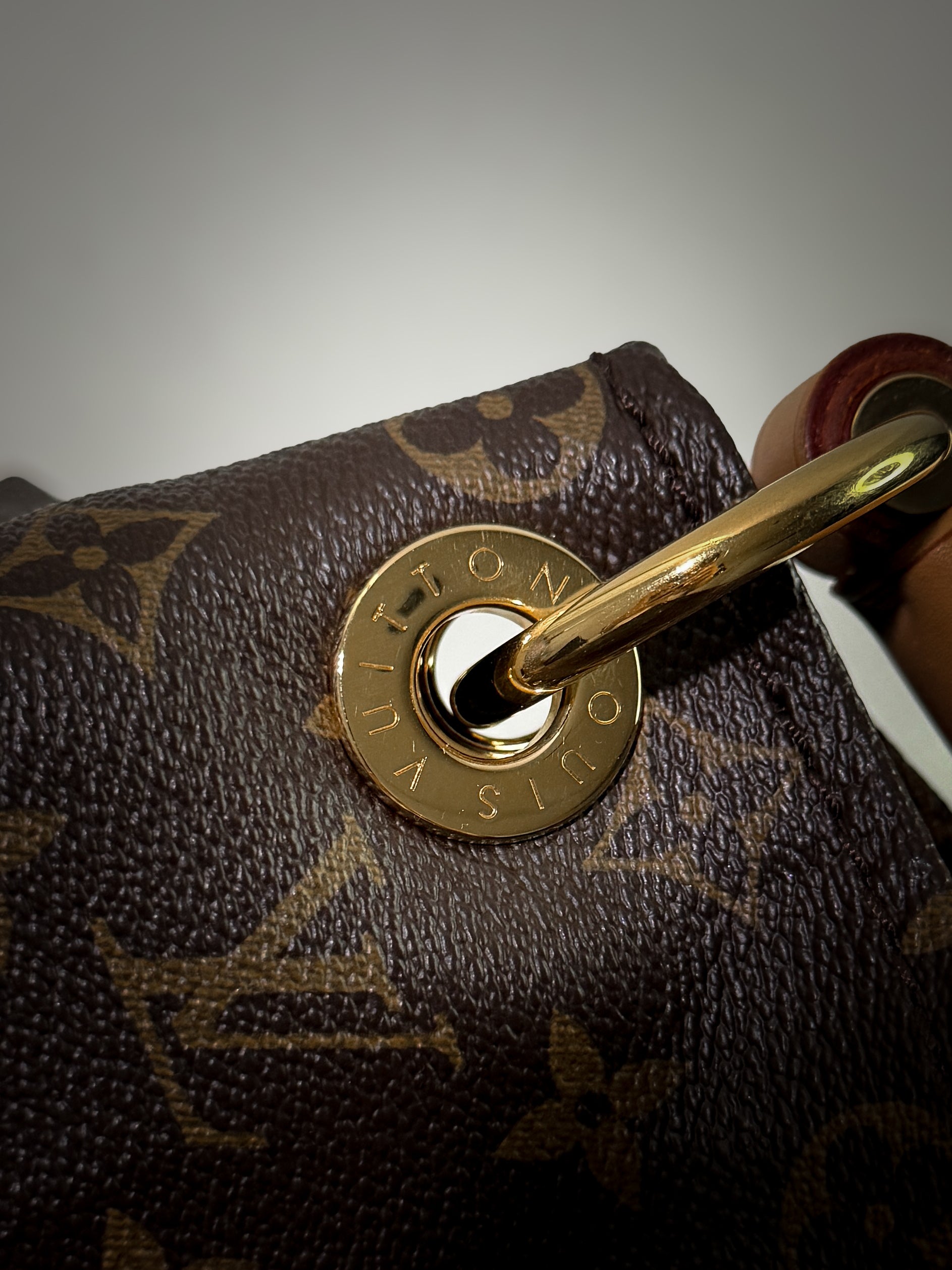 Louis Vuitton Artsy MM Monogram Bag (M40249) - Grey Market