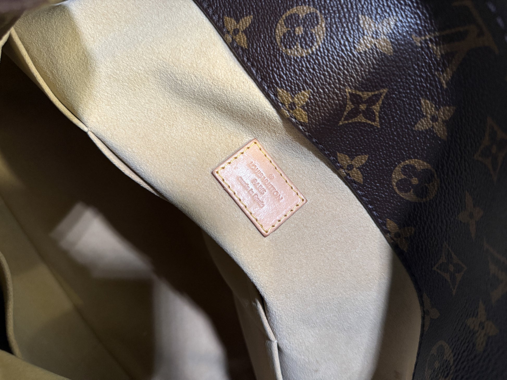 Louis Vuitton Artsy MM Monogram Bag (M40249) - Grey Market
