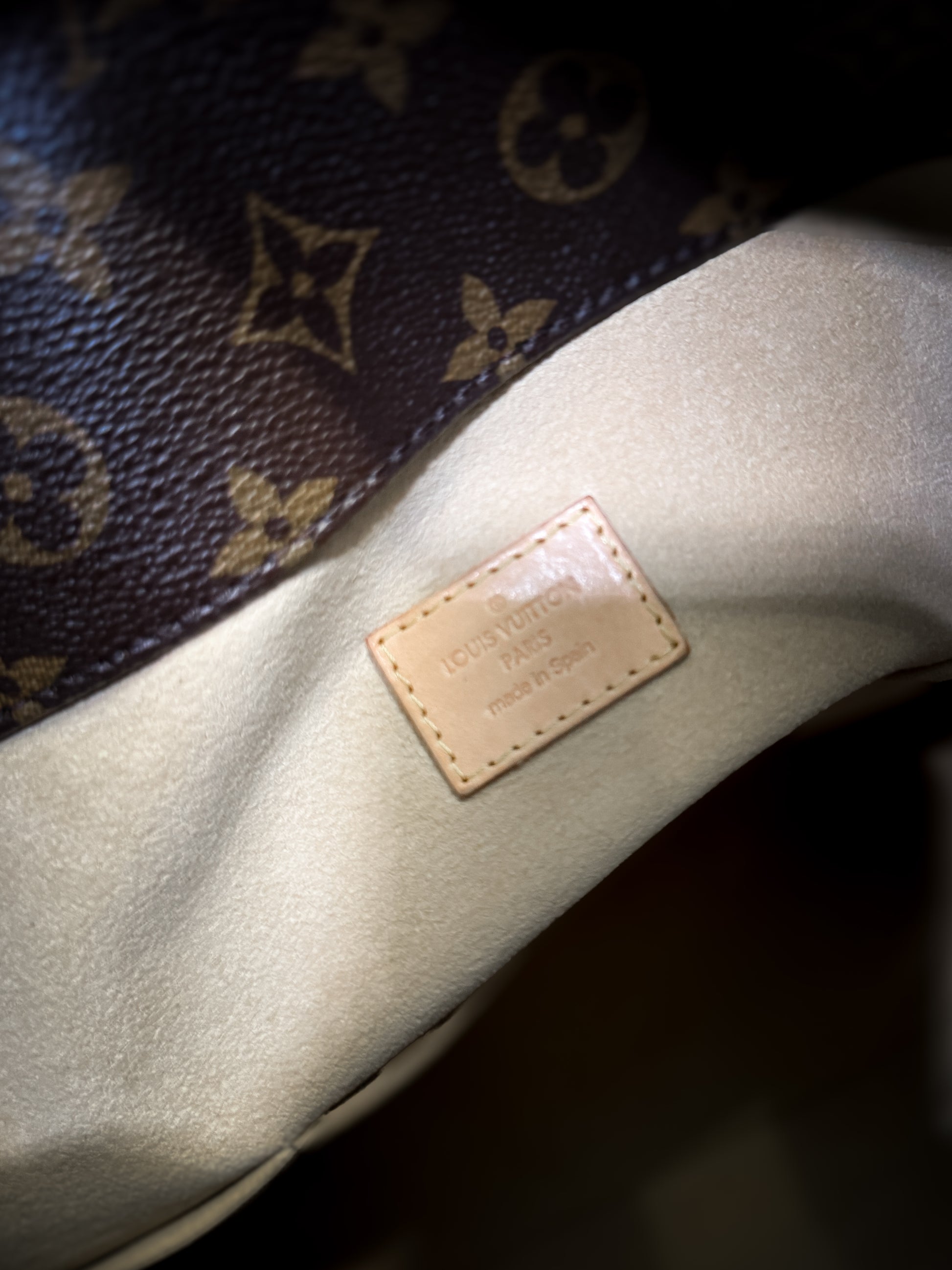 Louis Vuitton Artsy MM Monogram Bag (M40249) - Grey Market